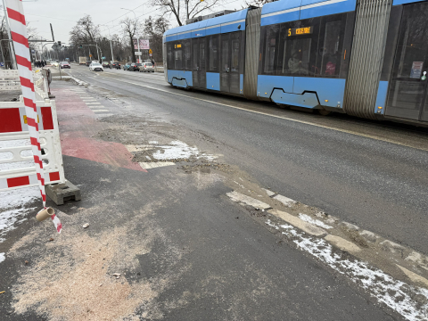 Awaria wodociągu na Grabiszyńskiej. Jezdnia była pod wodą - 6