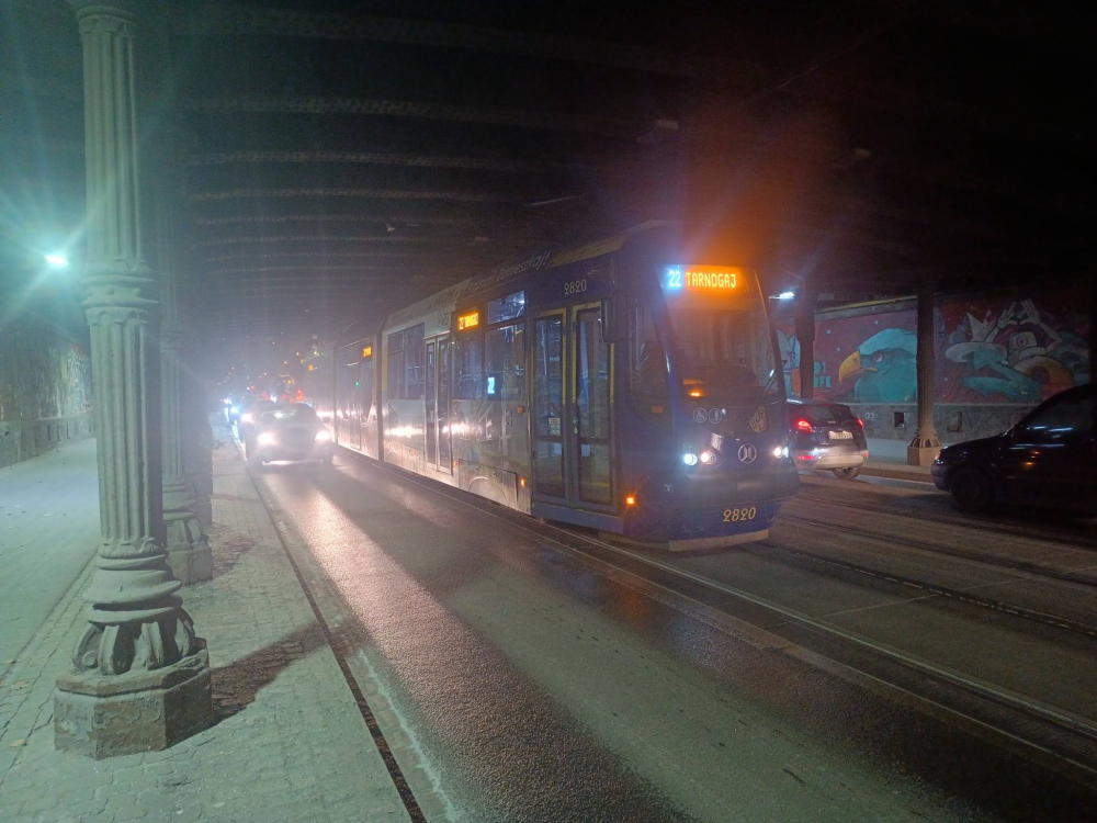 Złamany pantograf na Pułaskiego. Są utrudnienia dla pasażerów i kierowców - Na ulicy Pułaskiego we Wrocławiu doszło do złamania pantografu tramwaju MPK.