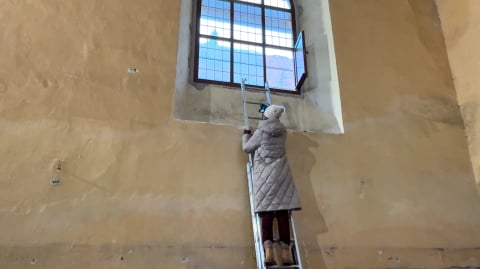 Parafia straci pół miliona przez... bezbarwne szyby? Założyli je, by w kościele było cieplej - 0