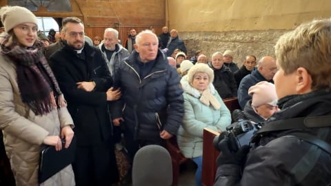 Parafia straci pół miliona przez... bezbarwne szyby? Założyli je, by w kościele było cieplej - 1