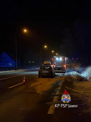 Koła odpadły z ciężarówki i uderzyły w osobówkę. Trzeci pojazd wpadł do rowu [ZDJĘCIA] - 0