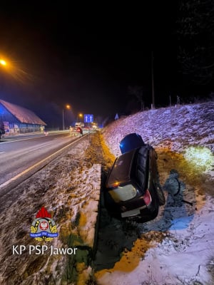 Koła odpadły z ciężarówki i uderzyły w osobówkę. Trzeci pojazd wpadł do rowu [ZDJĘCIA] - 2