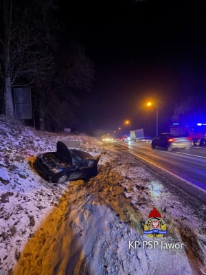 Koła odpadły z ciężarówki i uderzyły w osobówkę. Trzeci pojazd wpadł do rowu [ZDJĘCIA] - 3