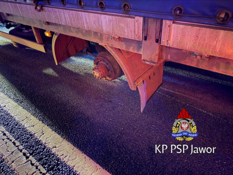 Koła odpadły z ciężarówki i uderzyły w osobówkę. Trzeci pojazd wpadł do rowu [ZDJĘCIA] - 4