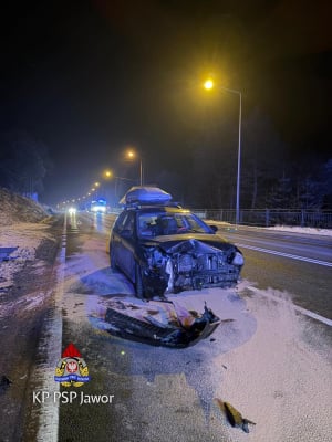Koła odpadły z ciężarówki i uderzyły w osobówkę. Trzeci pojazd wpadł do rowu [ZDJĘCIA] - 5