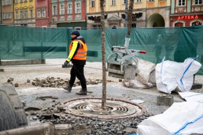 Na wrocławski Rynek wjechał ciężki sprzęt. Ruszyła wielka metamorfoza [ZDJĘCIA]