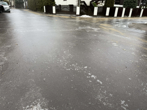 Gołoledź na Dolnym Śląsku. Krytyczna sytuacja w powiecie wołowskim. Wszystkie piaskarki wjechały do rowów [RAPORT] - 2