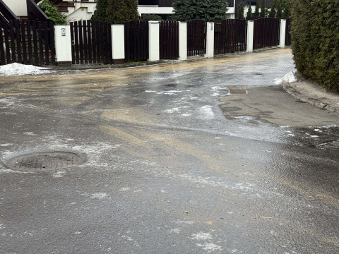 Gołoledź na Dolnym Śląsku. Krytyczna sytuacja w powiecie wołowskim. Wszystkie piaskarki wjechały do rowów [RAPORT] - 3