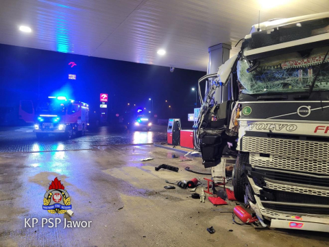 Jawor. Ciężarówka wpadła w poślizg i wjechała w stację benzynową! - 0