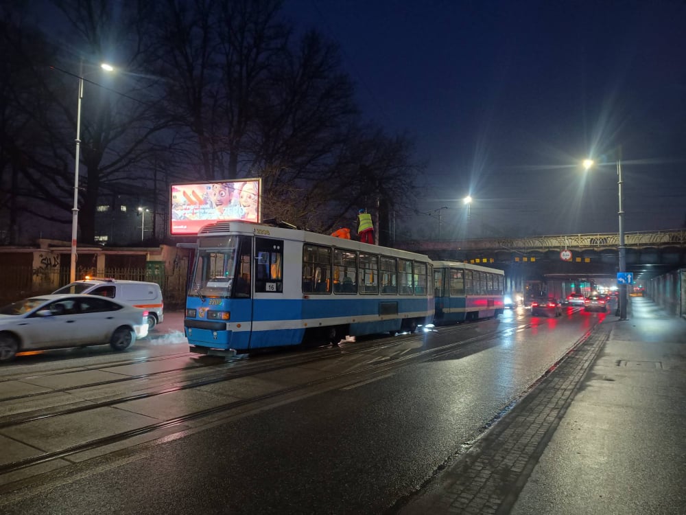 Znów Pułaskiego i znów połamany pantograf. Tramwaje jeżdżą objazdami w obu kierunkach - Połamany pantograf na ulicy Pułaskiego.