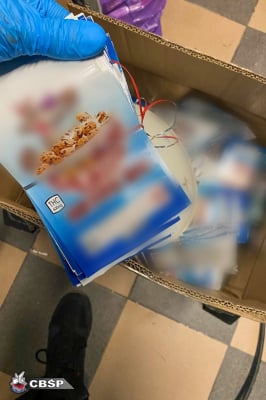 Narkotykowa "cukiernia" rozbita. Przez internet sprzedawali ciastka i batony nasączone THC i HHC - 0