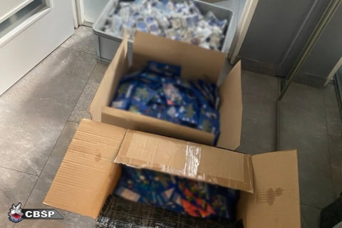 Narkotykowa "cukiernia" rozbita. Przez internet sprzedawali ciastka i batony nasączone THC i HHC - 1