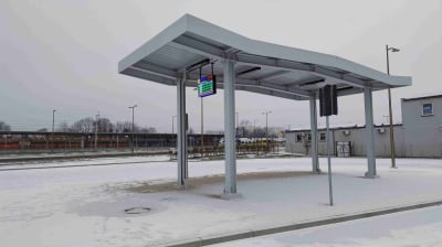 Podr&oacute;żni codziennie marzną na stacji w Lubinie. Nie ma ani dworca, ani ogrzewalni
