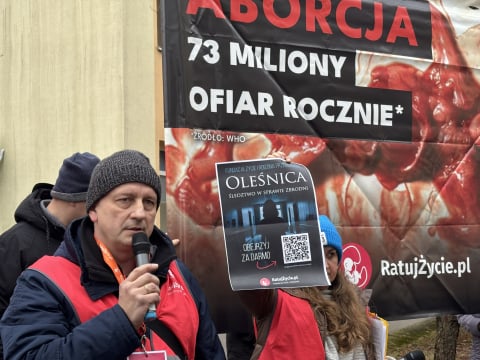 „Precz z aborcją” i „stop mordowaniu dzieci”. Protest przed szpitalem w Lubaniu - 0