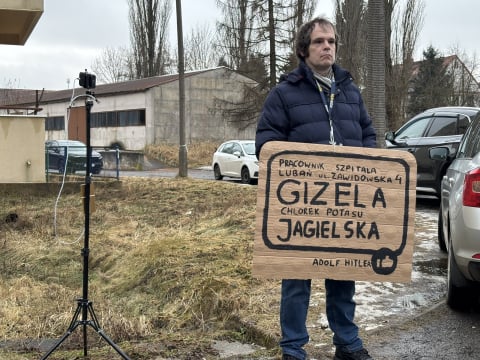 „Precz z aborcją” i „stop mordowaniu dzieci”. Protest przed szpitalem w Lubaniu - 1