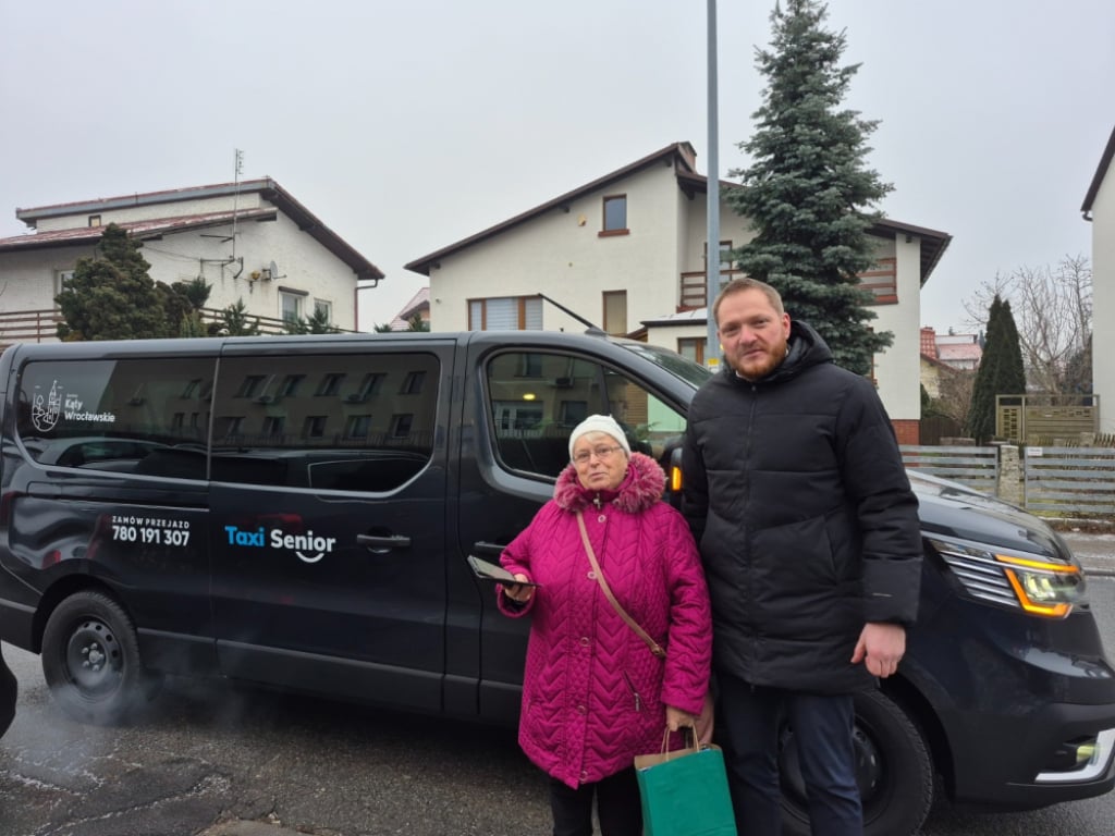 Darmowe taksówki dla seniorów wracają. Kolejne gminy uruchamiają program - Coraz więcej gmin wprowadza Taxi Senior. Bezpłatne kursy dla osób starszych