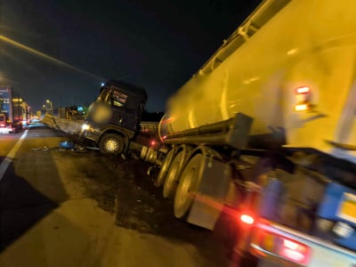 Ciężar&oacute;wka wypadła z autostrady A4 pod Wrocławiem. Cysterna wylądowała na barierach