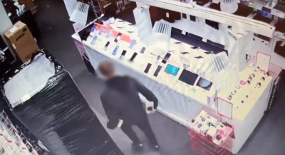 Zabrał telefony i wyszedł bez płacenia. Kradzież nagrała sklepowa kamera [WIDEO]