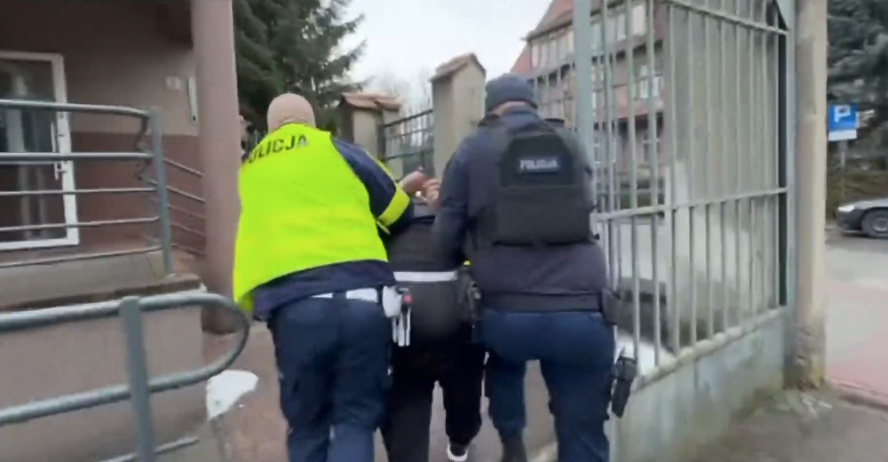 Próbowali porwać 23-latkę, zatrzymano ich przy granicy. Chwile grozy w powiecie oleśnickim [WIDEO] - Trzej mężczyźni zostali zatrzymani przez funkcjonariuszy z Kłodzka w rejonie przejścia granicznego, gdy próbowali opuścić terytorium Polski.