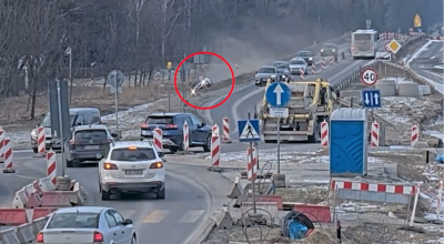 Szalona jazda zakończona w rowie! Kierowca zabarykadował się w aucie [WIDEO]