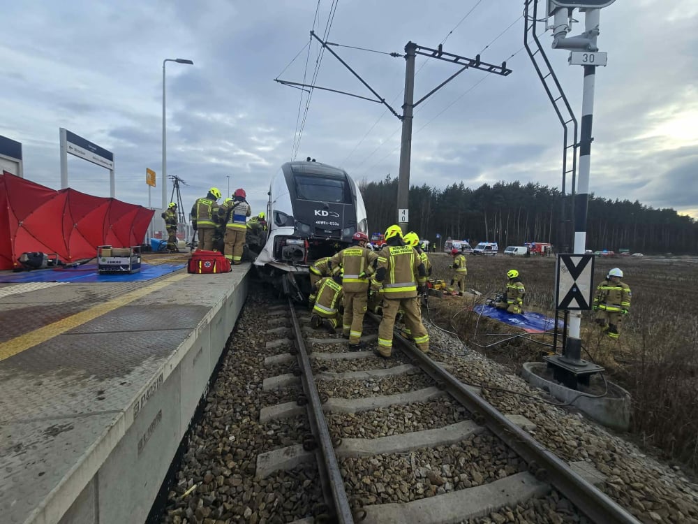 Pociąg zderzył się z samochodem niedaleko Wrocławia. Kierowca zginął na miejscu - Zderzenie pociągu z samochodem osobowym w Chrząstawie Małej.