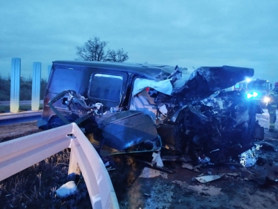Ciężar&oacute;wka przebiła bariery i czołowo zderzyła się z osob&oacute;wką. Jedna osoba nie żyje