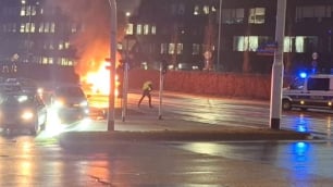 Pożar osob&oacute;wki na skrzyżowaniu dw&oacute;ch ważnych ulic. Duże korki o poranku we Wrocławiu