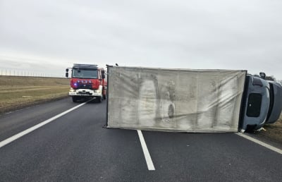 Trasa S5 była zablokowana. Samoch&oacute;d dostawczy przewr&oacute;cił się na jezdnię