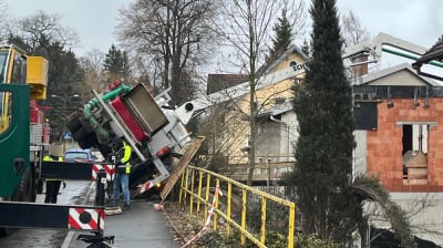 Pompa do betonu przewr&oacute;ciła się na budynek. Chwile grozy w Jeleniej G&oacute;rze