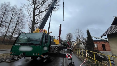 Pompa do betonu przewróciła się podczas prac budowlanych. Chwile grozy w Jeleniej Górze [ZDJĘCIA] - 0