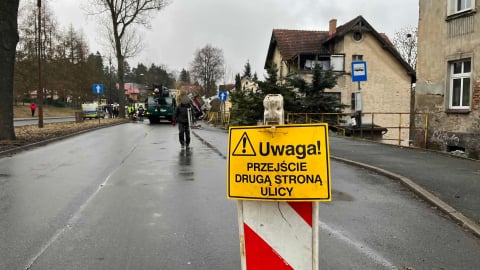 Pompa do betonu przewróciła się podczas prac budowlanych. Chwile grozy w Jeleniej Górze [ZDJĘCIA] - 1