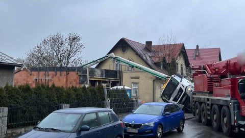 Pompa do betonu przewróciła się podczas prac budowlanych. Chwile grozy w Jeleniej Górze [ZDJĘCIA] - 2
