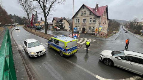 Pompa do betonu przewróciła się podczas prac budowlanych. Chwile grozy w Jeleniej Górze [ZDJĘCIA] - 3