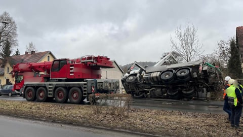 Pompa do betonu przewróciła się podczas prac budowlanych. Chwile grozy w Jeleniej Górze [ZDJĘCIA] - 4