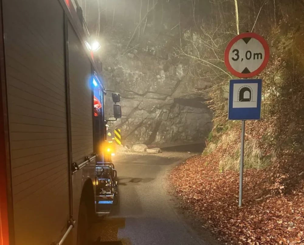 Osuwisko w tunelu. Zamknięta droga w powiecie karkonoskim - Osunięta ściana skalna.