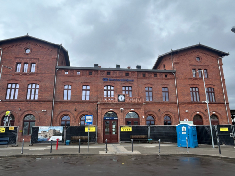 Remont dworca w Oleśnicy wchodzi w finałową fazę. Budynek odzyskał blask, a co z peronami? - 2