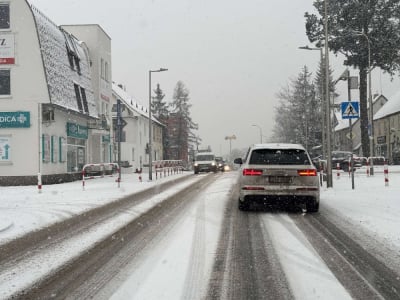 Sypie śnieg na Dolnym Śląsku. Trudne warunki dla kierowców z zachodu i południa regionu. Autostrada A4 była zablokowana - 14