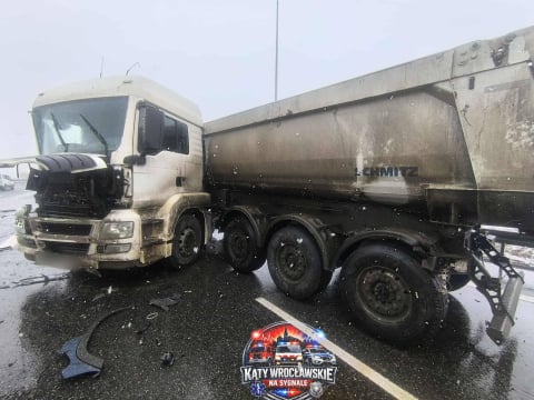 Sypie śnieg na Dolnym Śląsku. Trudne warunki dla kierowców z zachodu i południa regionu. Autostrada A4 była zablokowana - 10