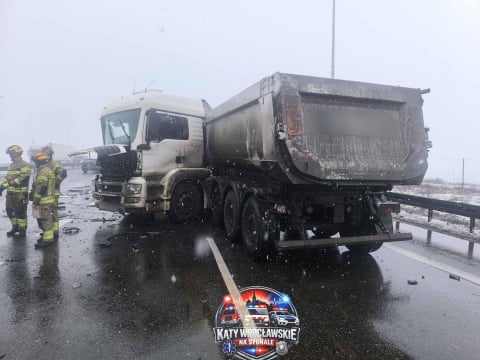 Sypie śnieg na Dolnym Śląsku. Trudne warunki dla kierowców z zachodu i południa regionu. Autostrada A4 była zablokowana - 11