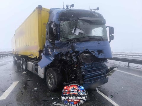 Sypie śnieg na Dolnym Śląsku. Trudne warunki dla kierowców z zachodu i południa regionu. Autostrada A4 była zablokowana - 12