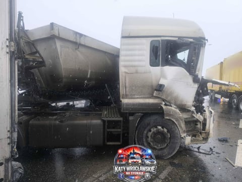 Sypie śnieg na Dolnym Śląsku. Trudne warunki dla kierowców z zachodu i południa regionu. Autostrada A4 była zablokowana - 13