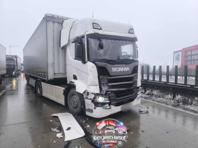Sypie śnieg na Dolnym Śląsku. Trudne warunki dla kierowców z zachodu i południa regionu. Autostrada A4 była zablokowana - 9