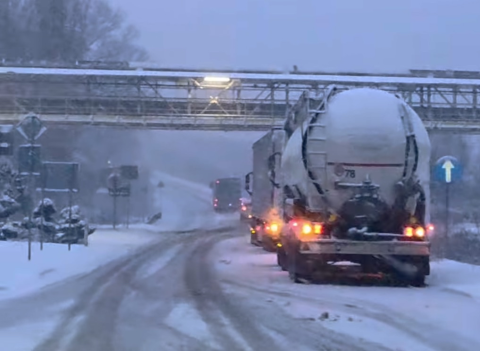 Sypie śnieg na Dolnym Śląsku. Trudne warunki dla kierowców z zachodu i południa regionu. Autostrada A4 była zablokowana - 0