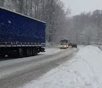 Sypie śnieg na Dolnym Śląsku. Trudne warunki dla kierowców z zachodu i południa regionu. Autostrada A4 była zablokowana - 8