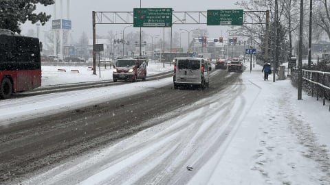 Sypie śnieg na Dolnym Śląsku. Trudne warunki dla kierowców z zachodu i południa regionu. Autostrada A4 była zablokowana - 2