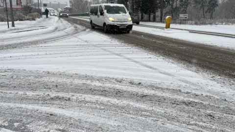 Sypie śnieg na Dolnym Śląsku. Trudne warunki dla kierowców z zachodu i południa regionu. Autostrada A4 była zablokowana - 3