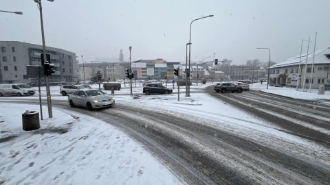 Sypie śnieg na Dolnym Śląsku. Trudne warunki dla kierowców z zachodu i południa regionu. Autostrada A4 była zablokowana - 4