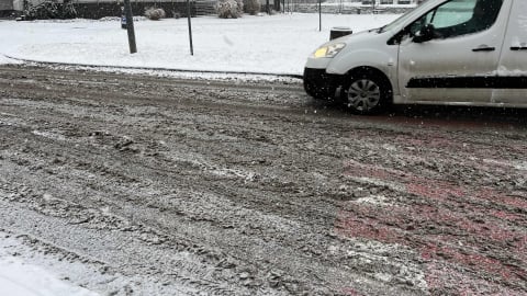 Sypie śnieg na Dolnym Śląsku. Trudne warunki dla kierowców z zachodu i południa regionu. Autostrada A4 była zablokowana - 5