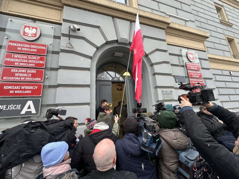 Grzegorz Braun stawił się w prokuraturze, ale zarzutów nie usłyszał. Po wyjściu złożył autograf na gaśnicy - 0