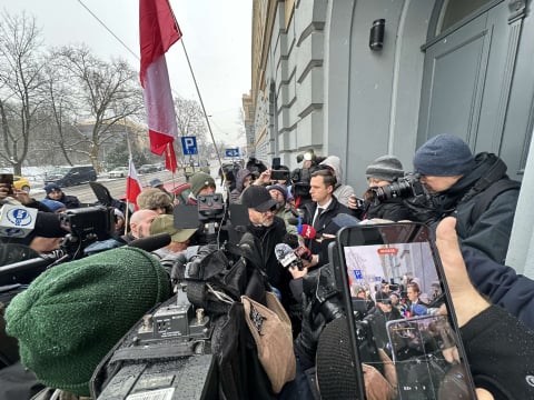 Grzegorz Braun stawił się w prokuraturze, ale zarzutów nie usłyszał. Po wyjściu złożył autograf na gaśnicy - 1